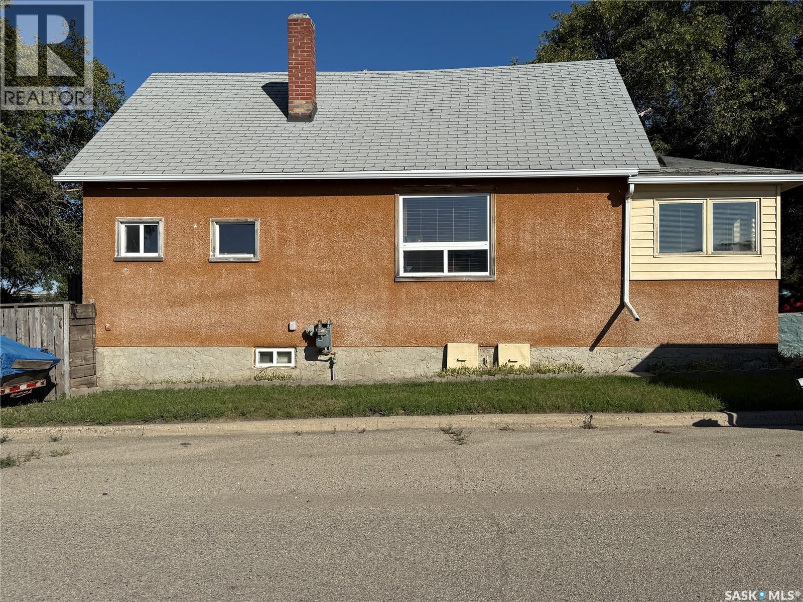 580 Maple STREET W, Moose Jaw — photo 1