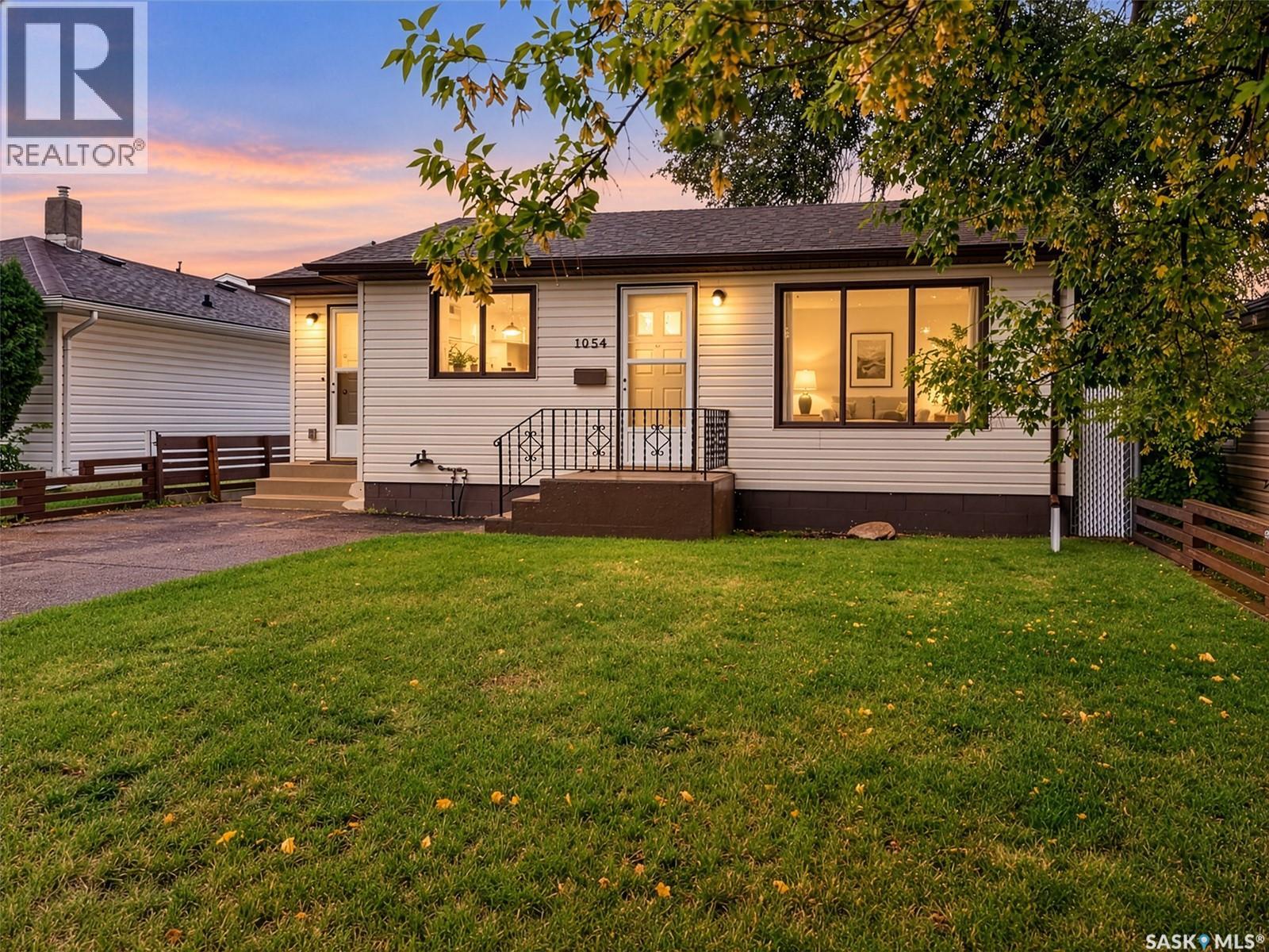 1054 Vaughan STREET W, Moose Jaw — photo 1
