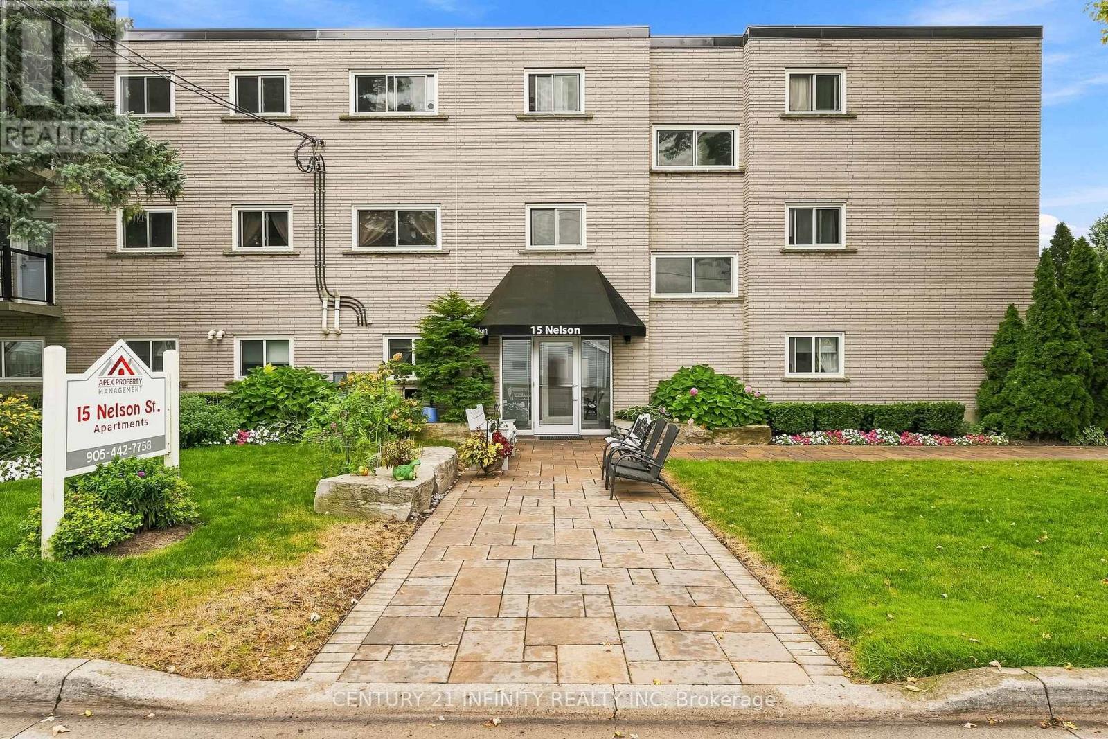 15 NELSON STREET, Clarington (Bowmanville)