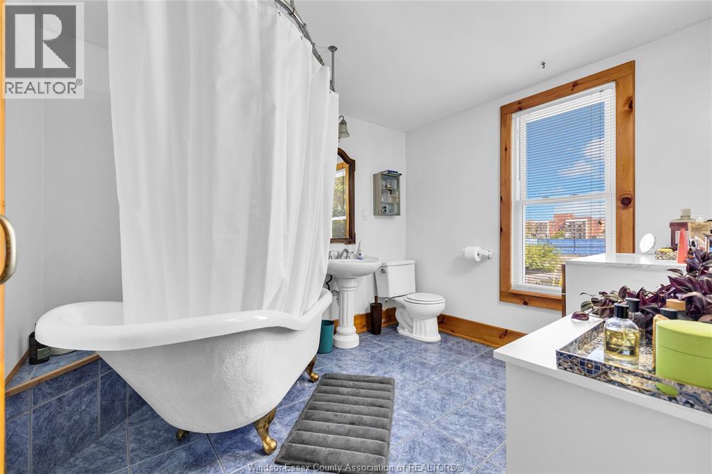 916 WINDSOR AVENUE - 12