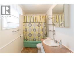 Bedroom - 404 Fairford Street W, Moose Jaw, SK S6H1W2 Photo 6