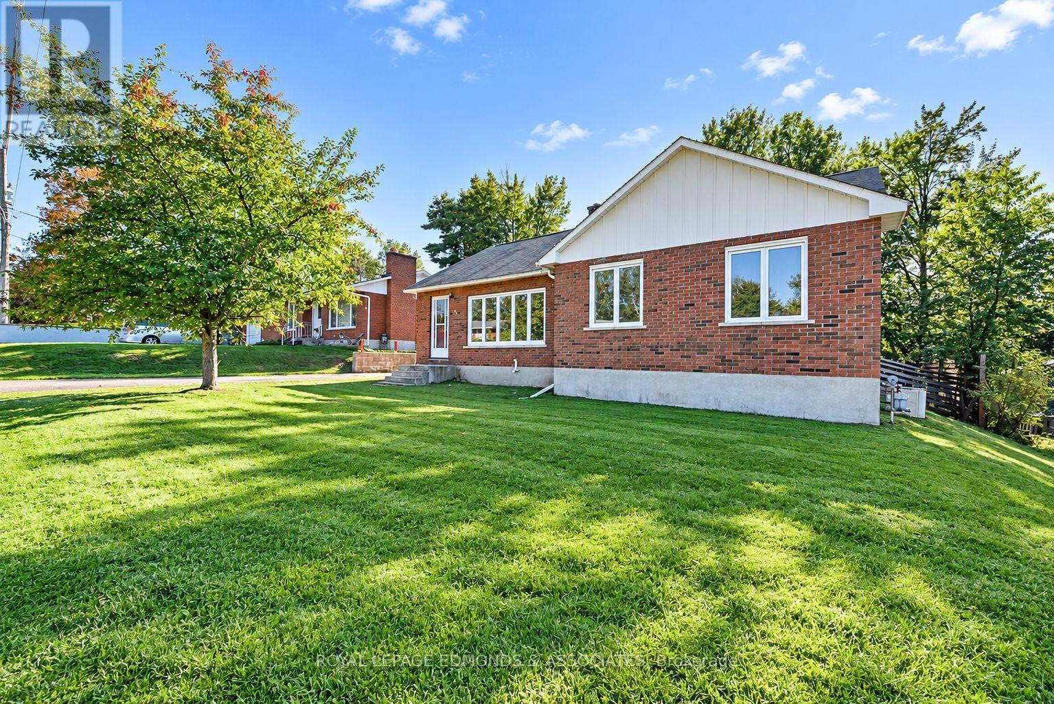55 SELKIRK STREET, Petawawa — photo 2
