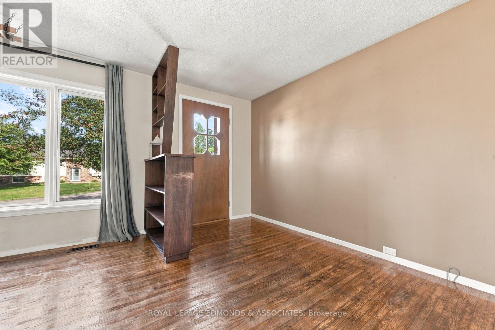 55 SELKIRK STREET, Petawawa — photo 4