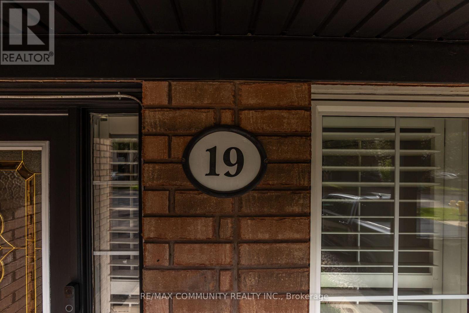 19 TILLER STREET - 2