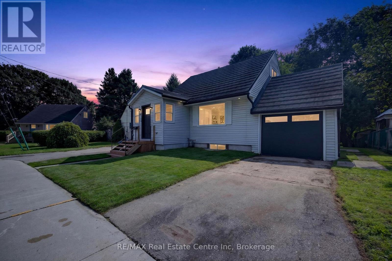 10 CHURCHILL CRESCENT W, Centre Wellington (Fergus) — photo 2
