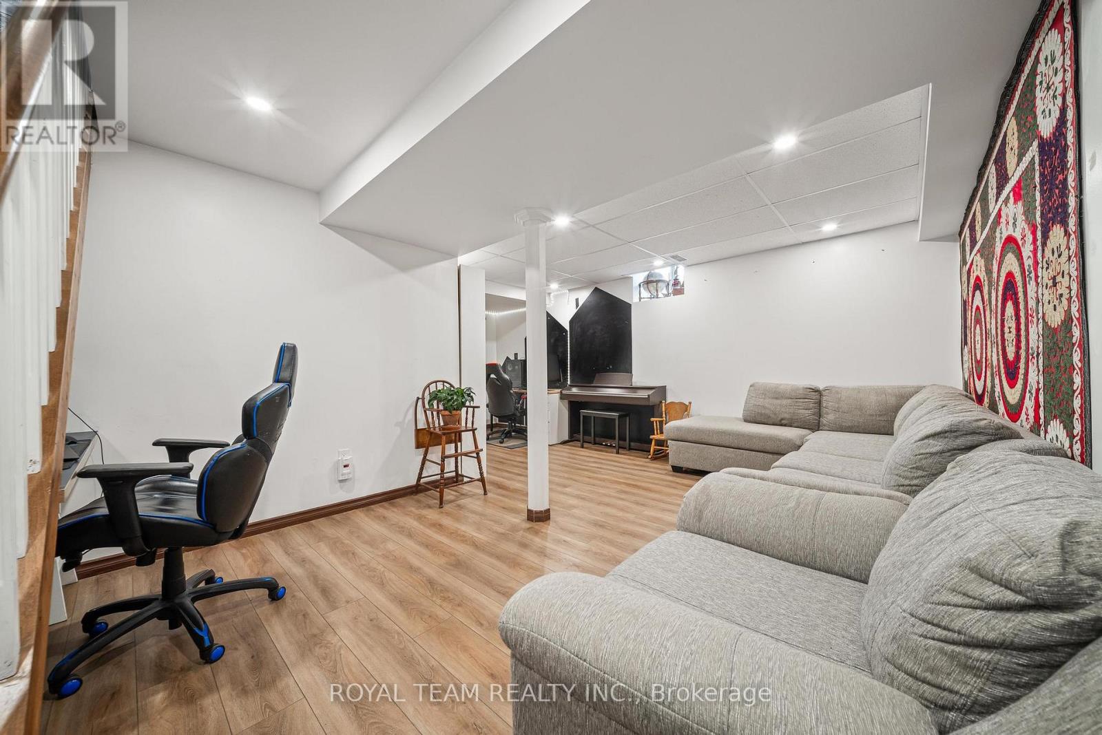 2500 LLOYD STREET - 28