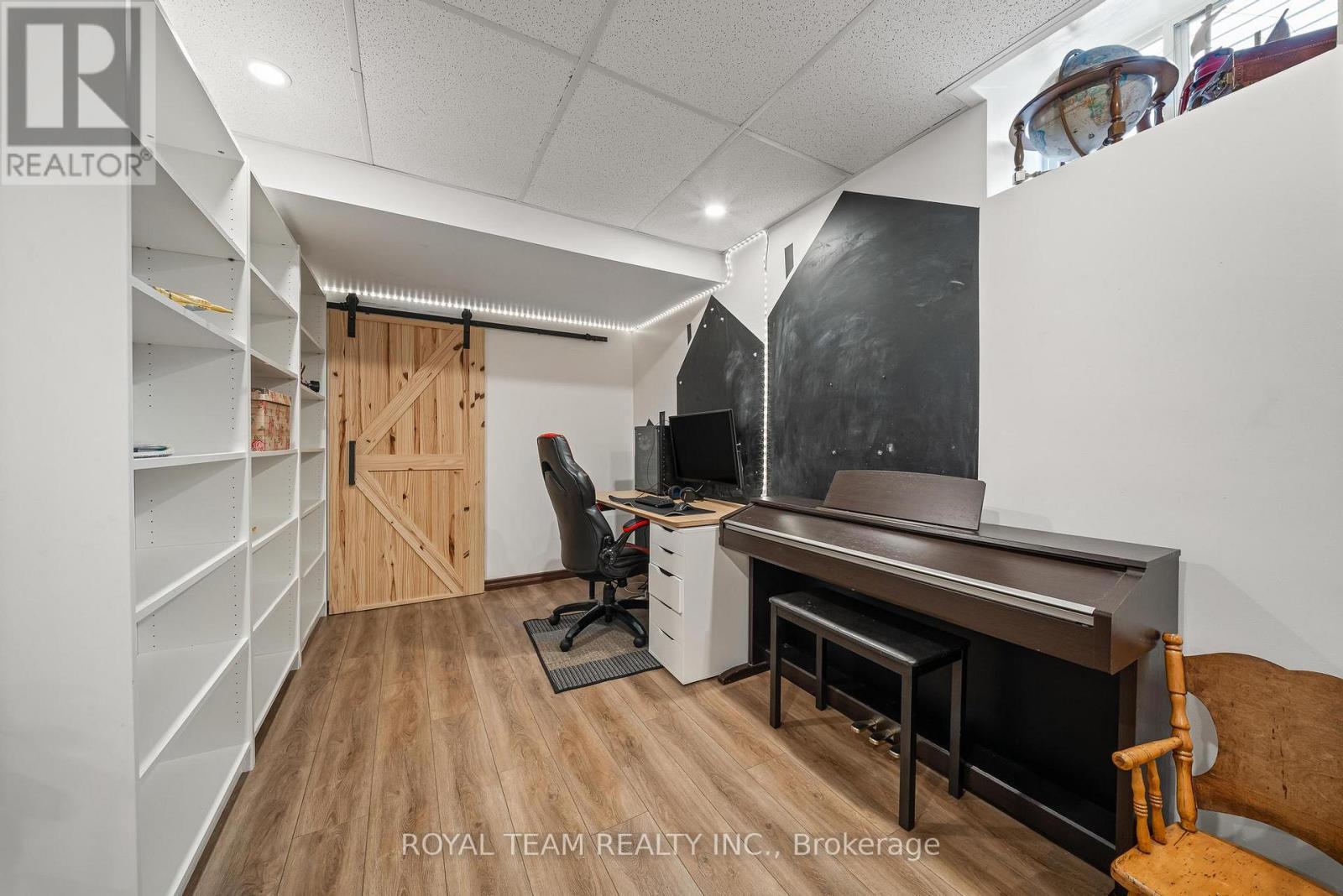 2500 LLOYD STREET - 31