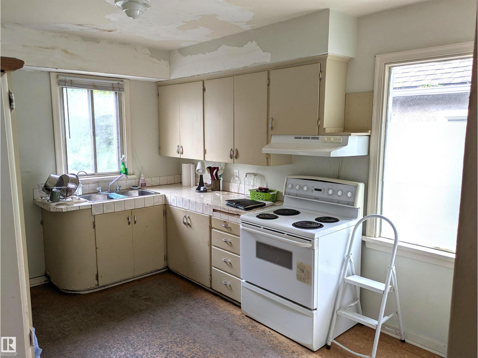 11412 85 ST NW - 4