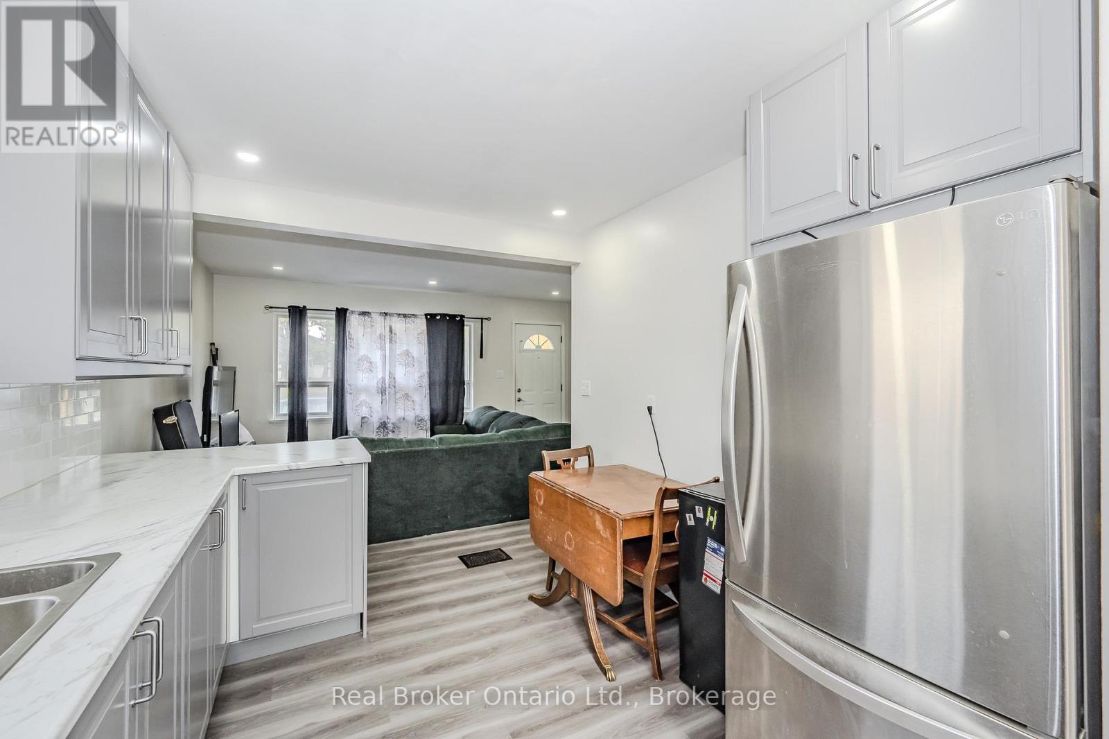 112 VICTORIA ROAD N - Image 11