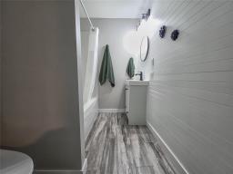 502 Centre Avenue, Brandon, MB R7C0A4 Photo 19
