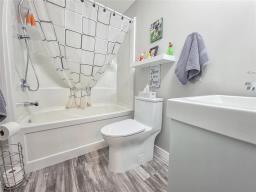 502 Centre Avenue, Brandon, MB R7C0A4 Photo 23