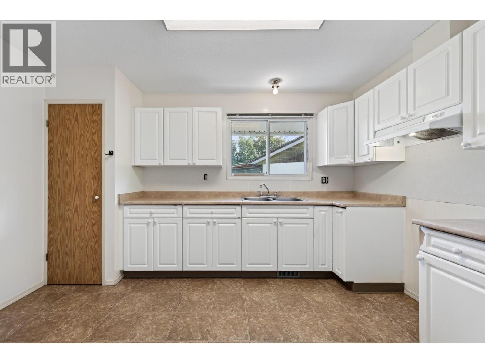 1037 Dundas Street - 7