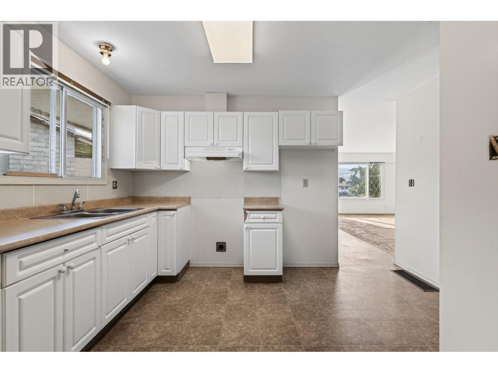 1037 Dundas Street - 8