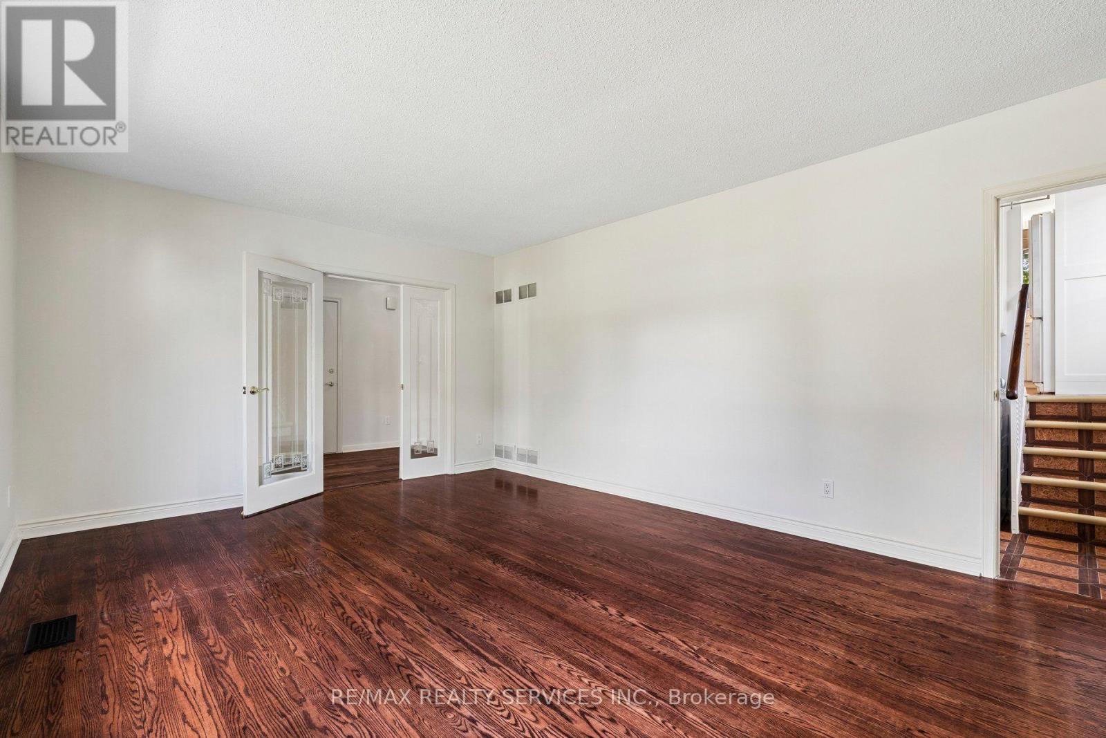 16 MALVERN COURT - 8