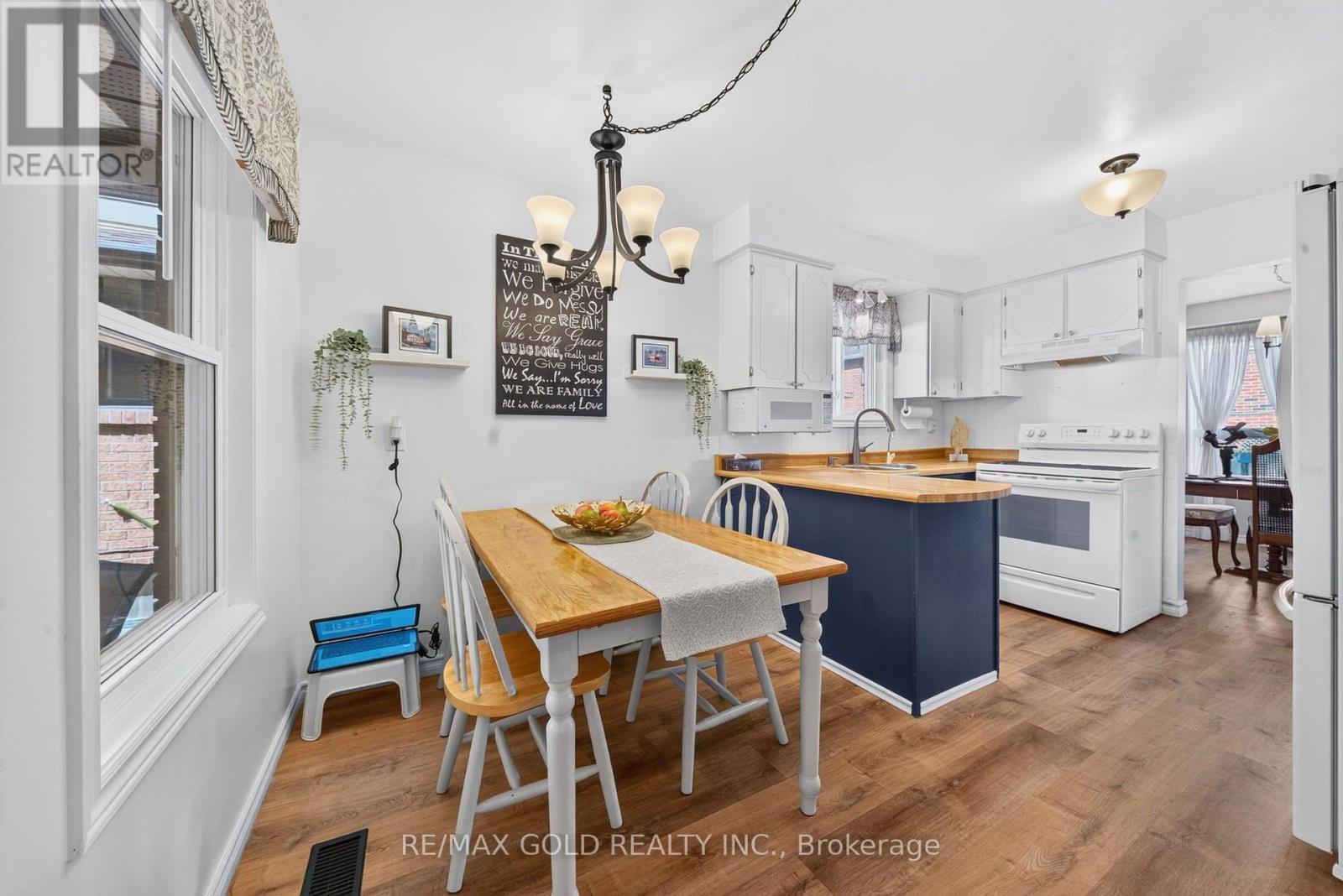 6 ROWE COURT - 25