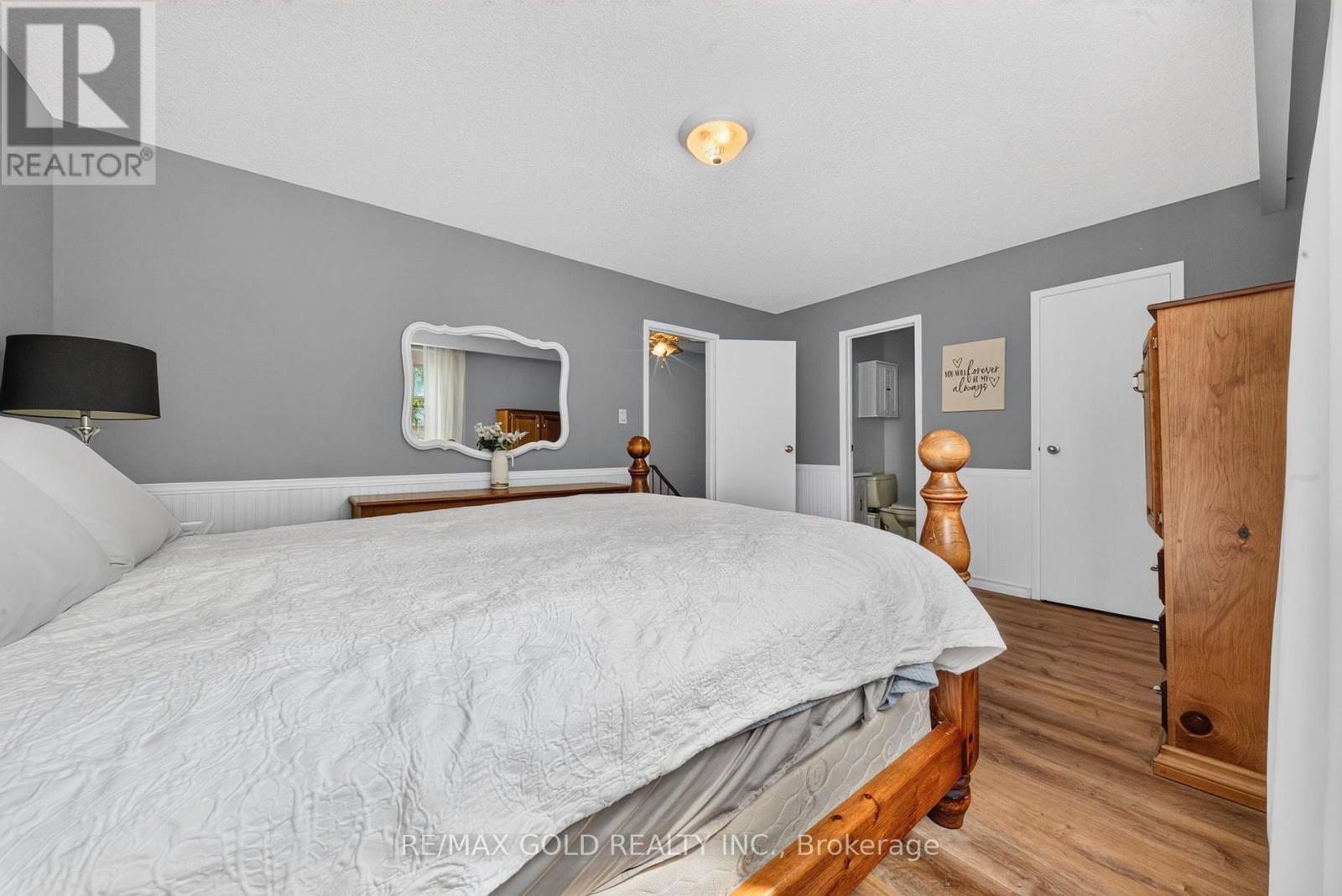 6 ROWE COURT - 32