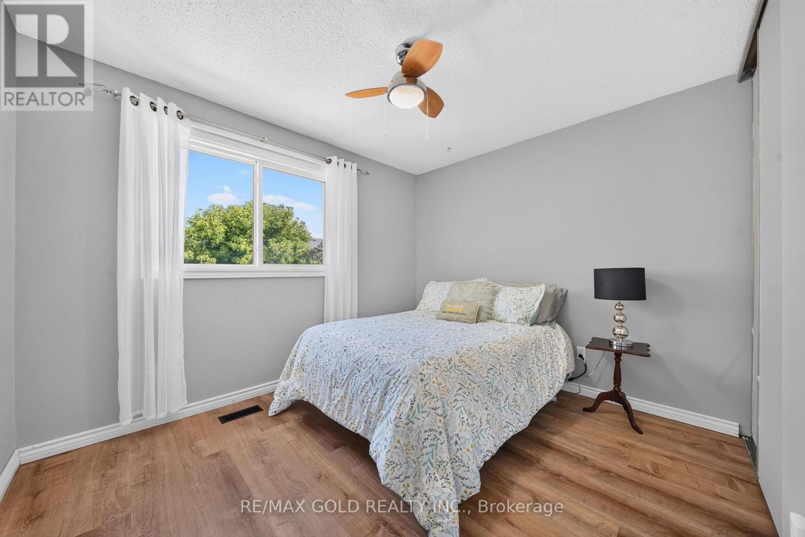 6 ROWE COURT - 33