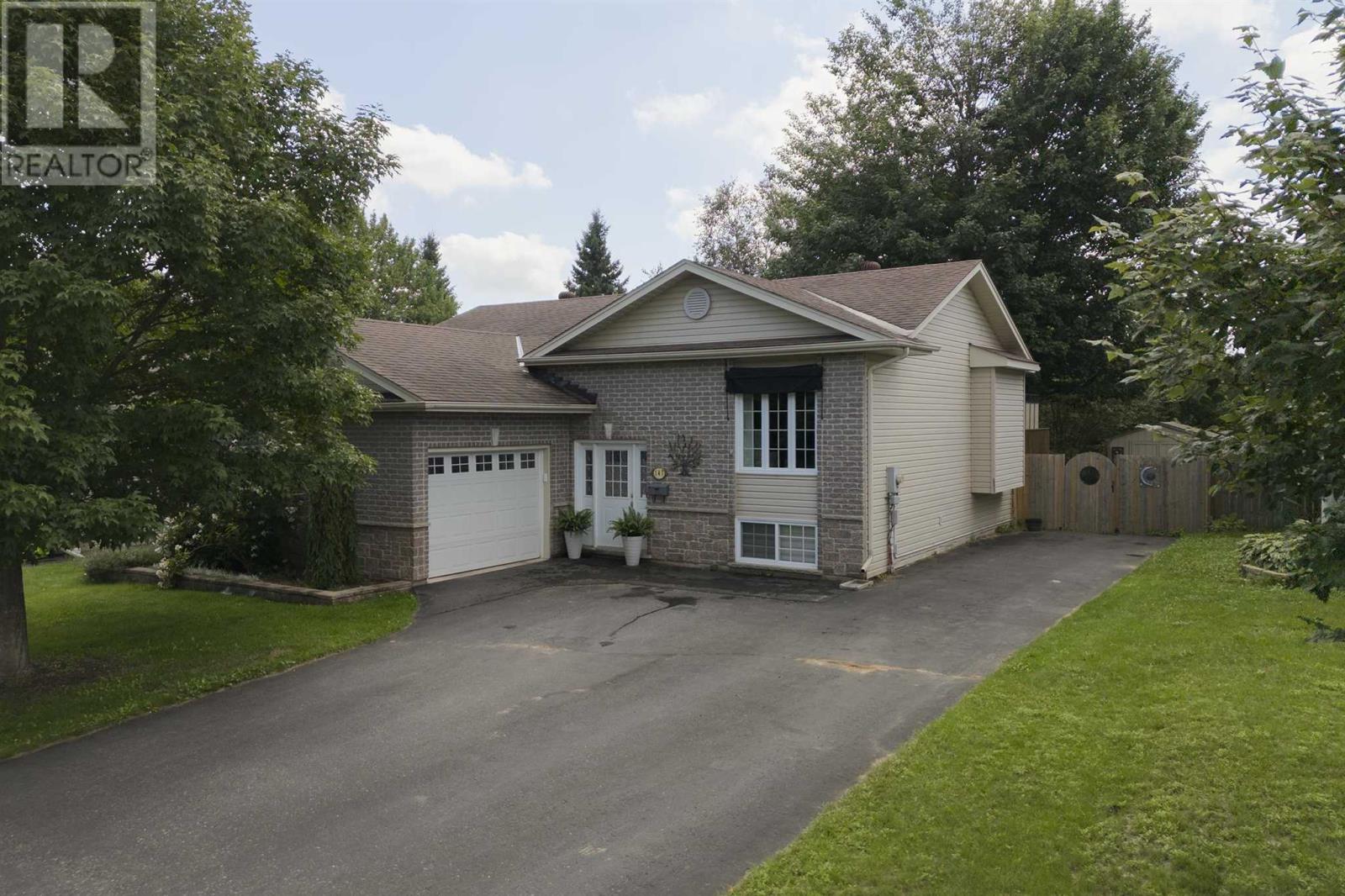147 Queensgate BLVD, Sault Ste. Marie — photo 2