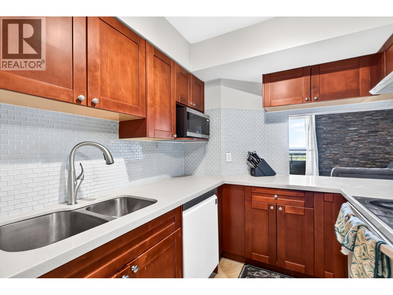 1601 3771 BARTLETT COURT, Burnaby — photo 8