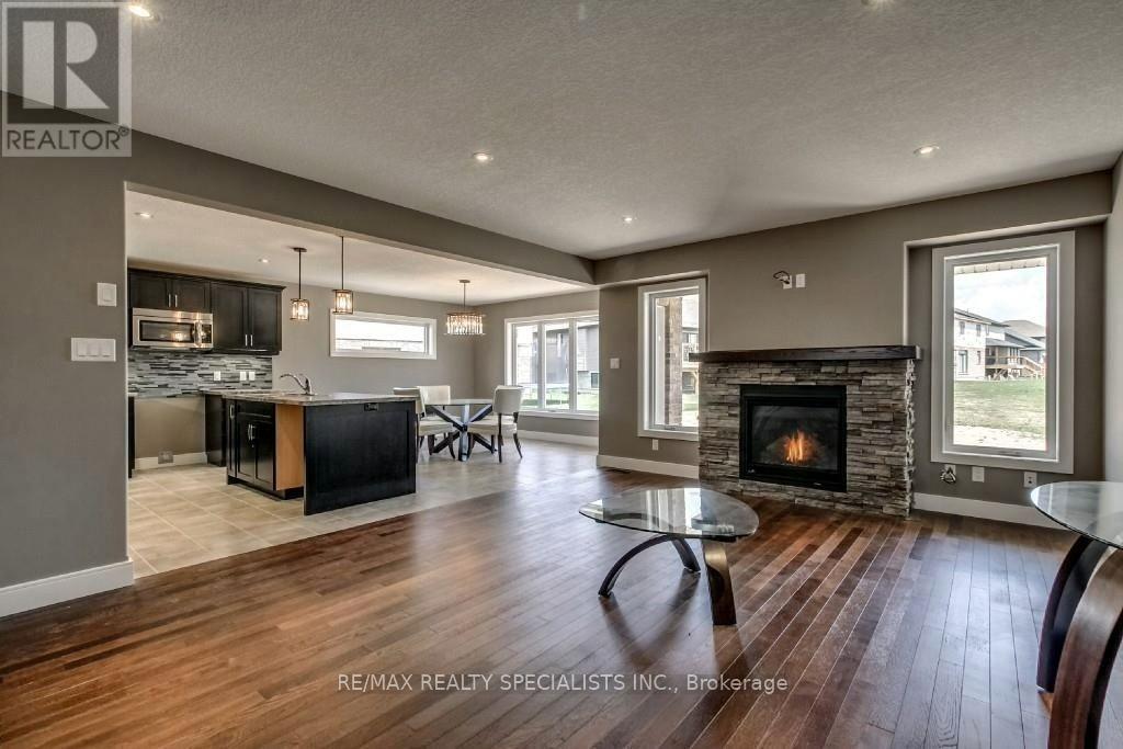 720 HALIFAX ROAD, Woodstock (Woodstock - North) — photo 2