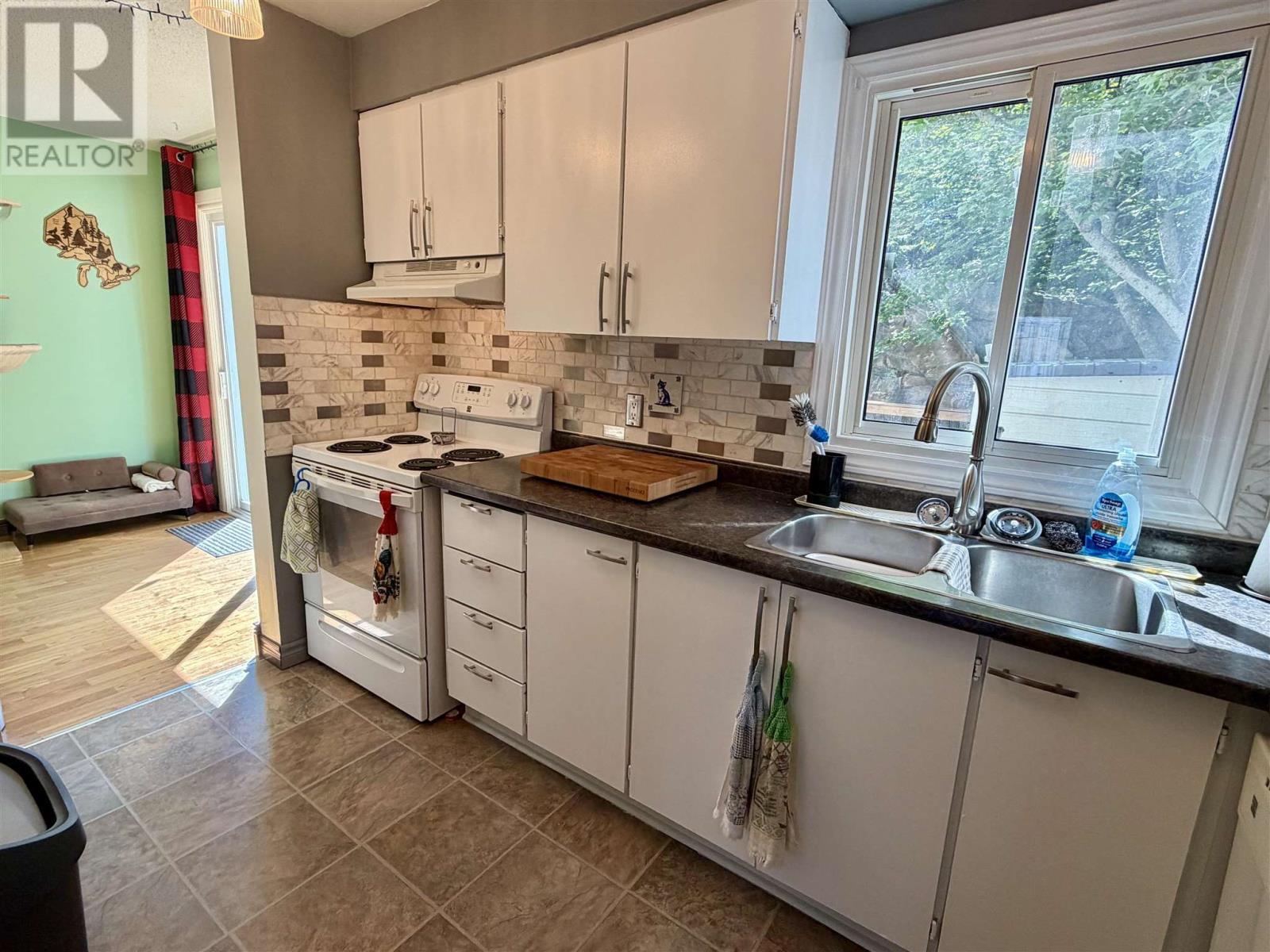 8 Feltz RD, Elliot Lake — photo 4