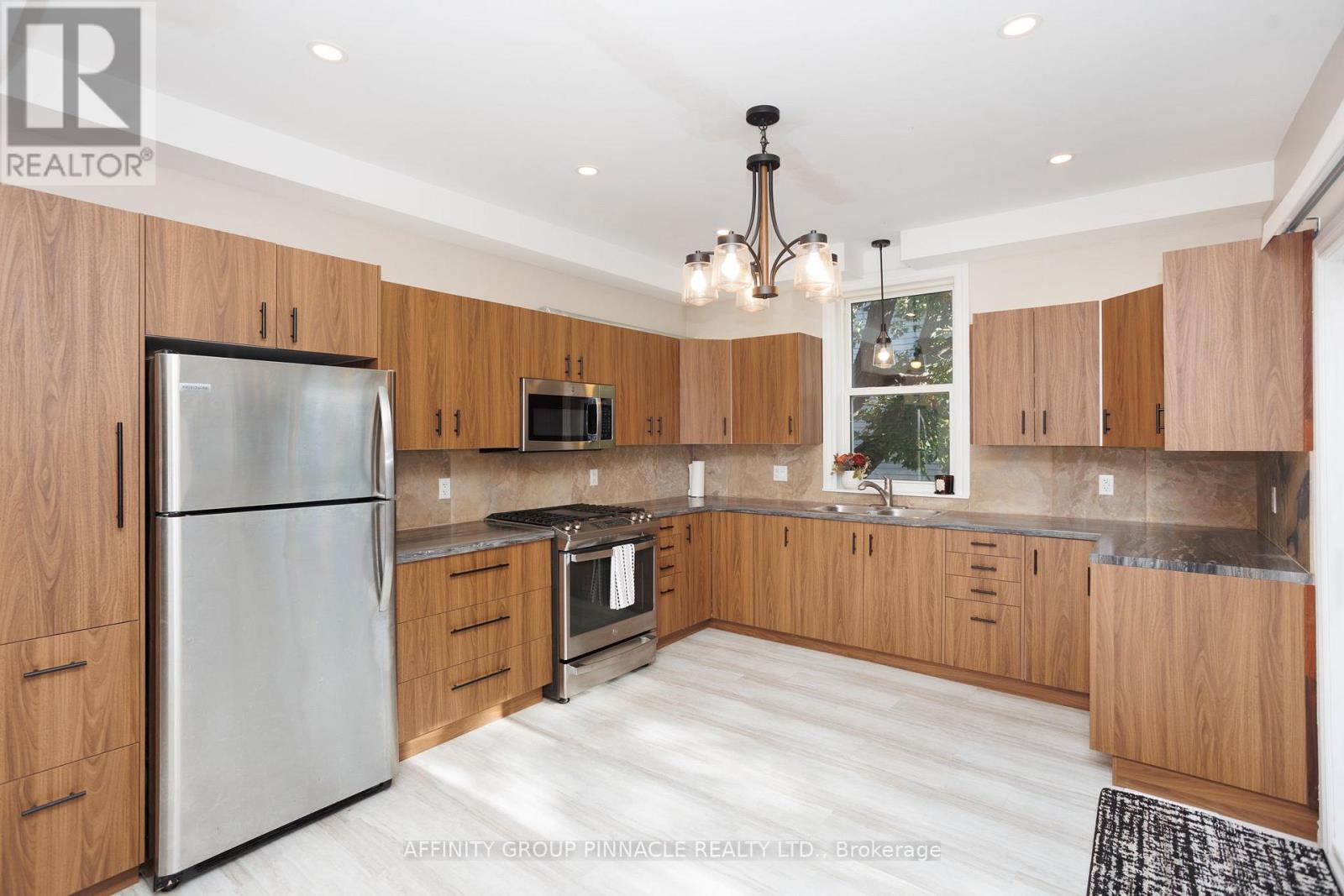 18 CLIFTON STREET, Kawartha Lakes (Fenelon Falls) — photo 9