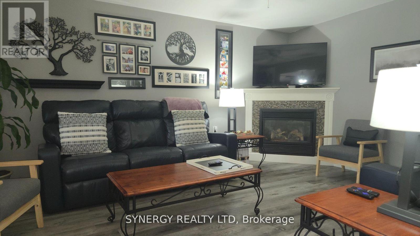 24749 PARK STREET, Strathroy-Caradoc (SW) — photo 7