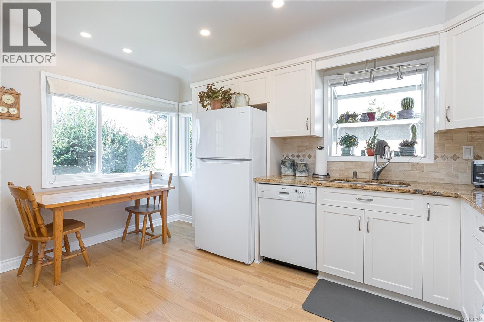 1937 Newton St - 9