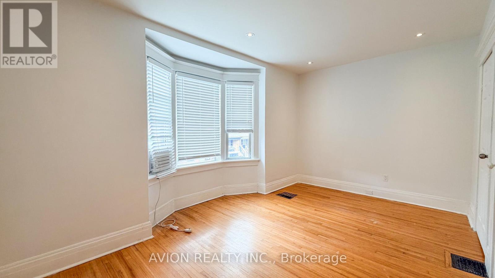 UPPER - 773 PAPE AVENUE, Toronto (Danforth) — photo 2
