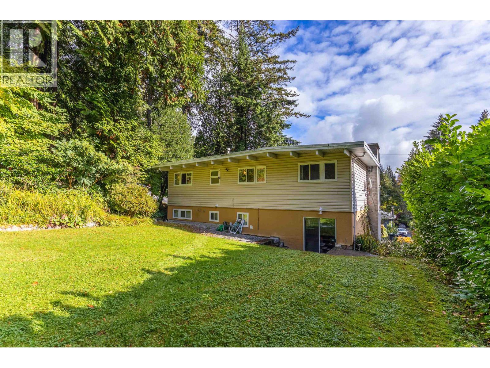 3063 ROYAL AVENUE, North Vancouver