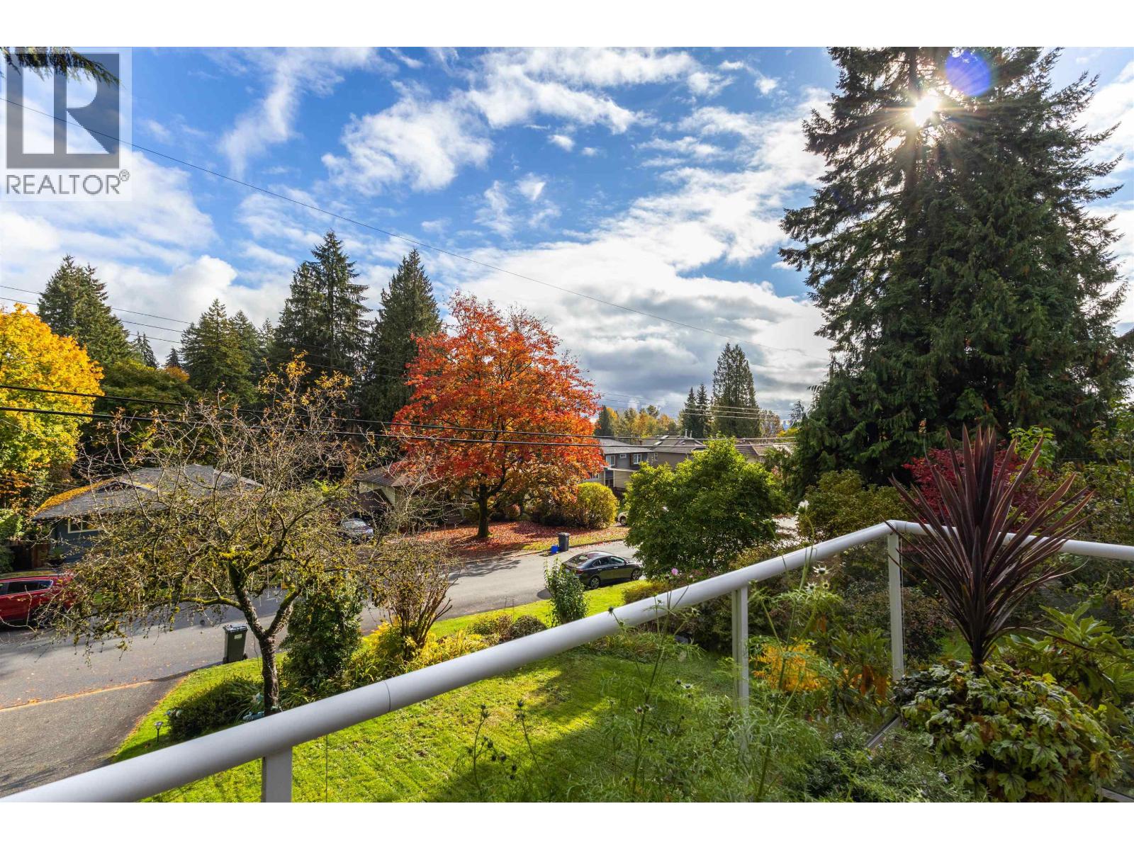 3063 ROYAL AVENUE, North Vancouver