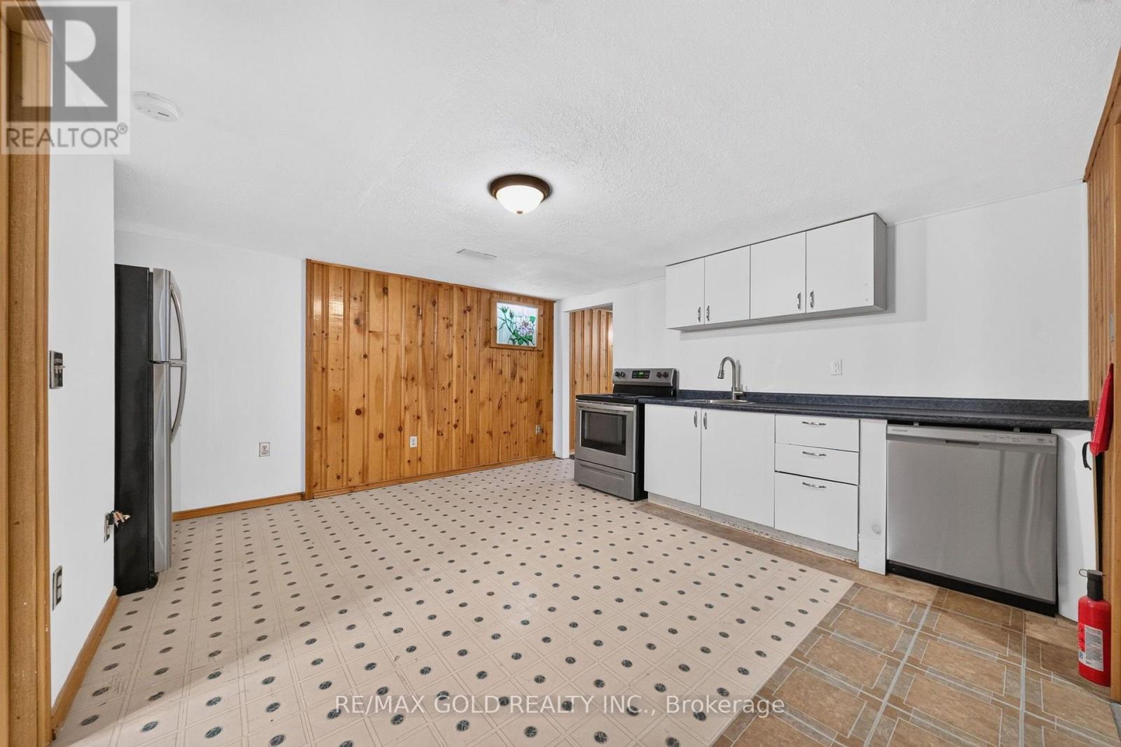 182 MCMURCHY AVENUE S - 33
