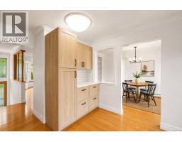 Entrance - 4379 Shelbourne St, Saanich, BC V8N3G4 Photo 10