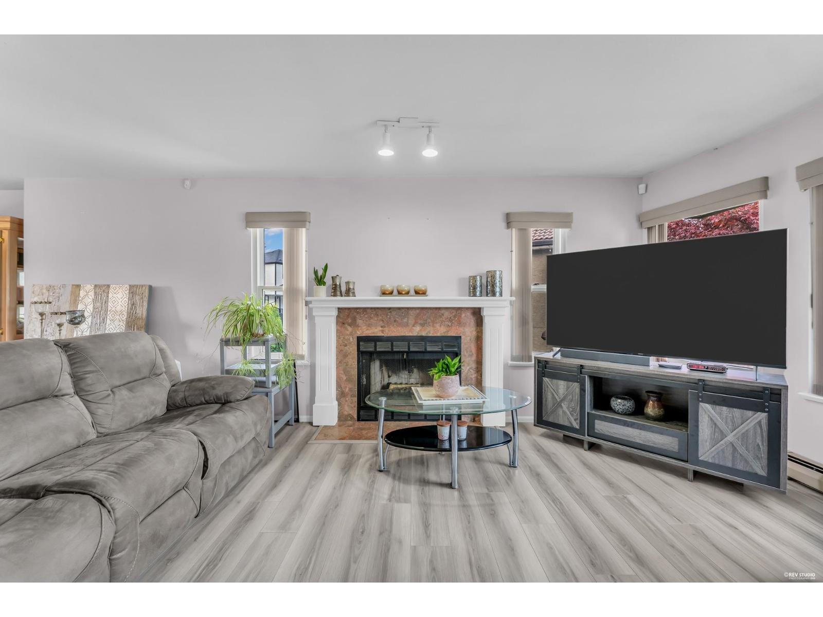 8020 DOMINION PLACE, Surrey — photo 4