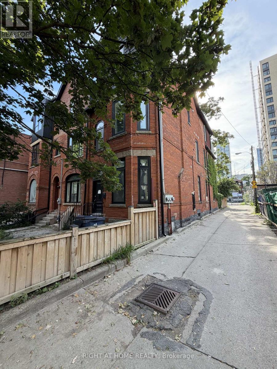 272 SEATON STREET, Toronto (Moss Park) — photo 2