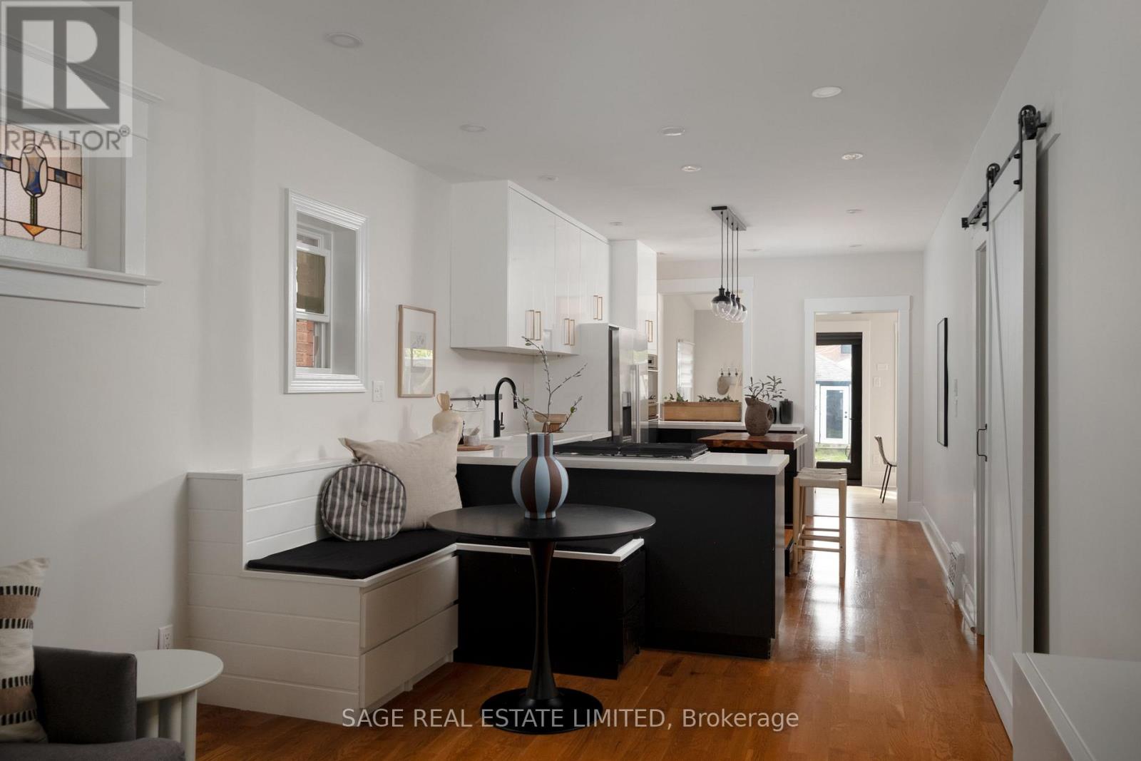 74 BARRINGTON AVENUE, Toronto (Woodbine-Lumsden)
