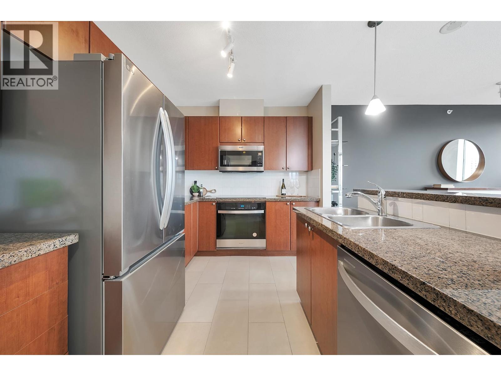 2203 15 E ROYAL AVENUE, New Westminster