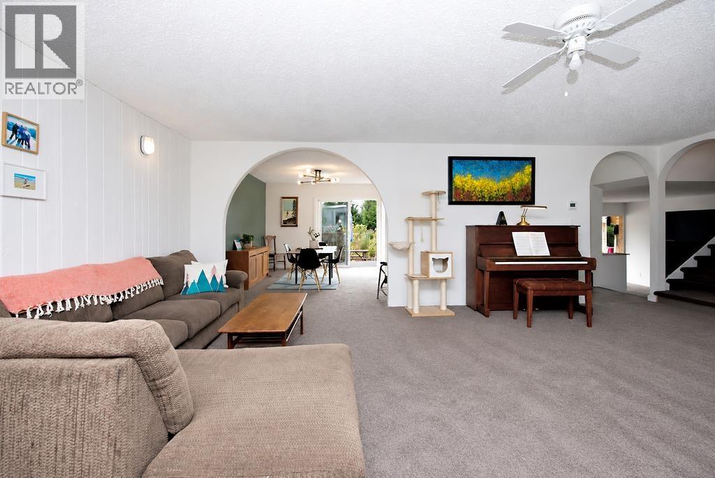 6447 SAMRON ROAD, Sechelt