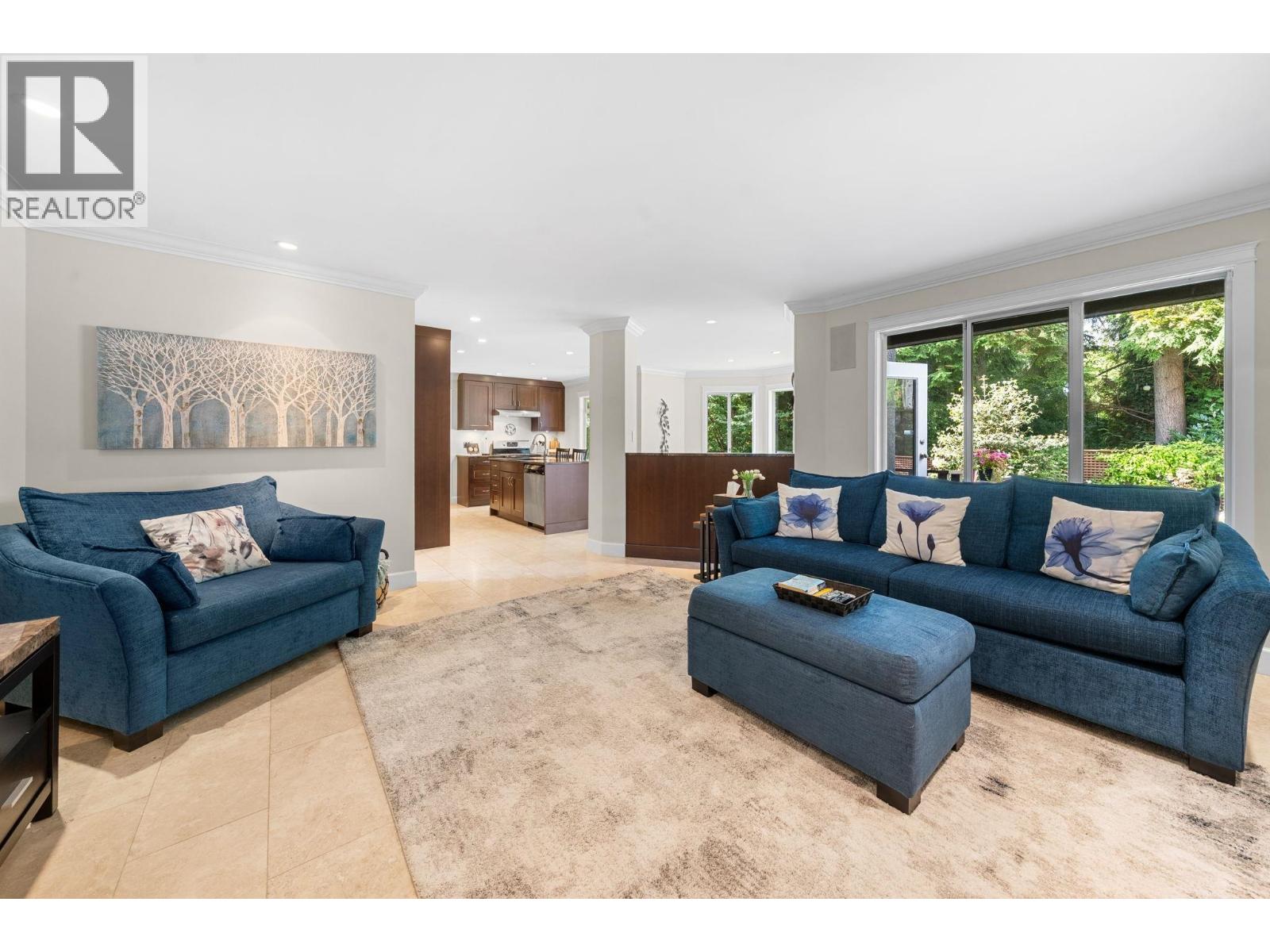 1617 EMERSON COURT, North Vancouver