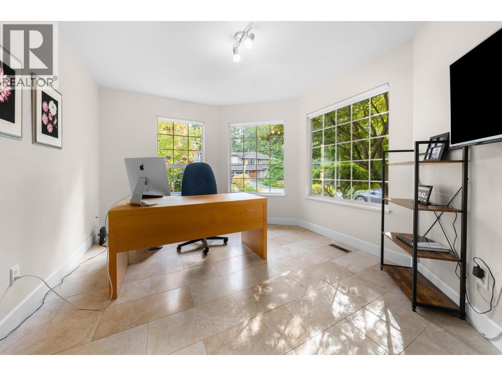 1617 EMERSON COURT, North Vancouver