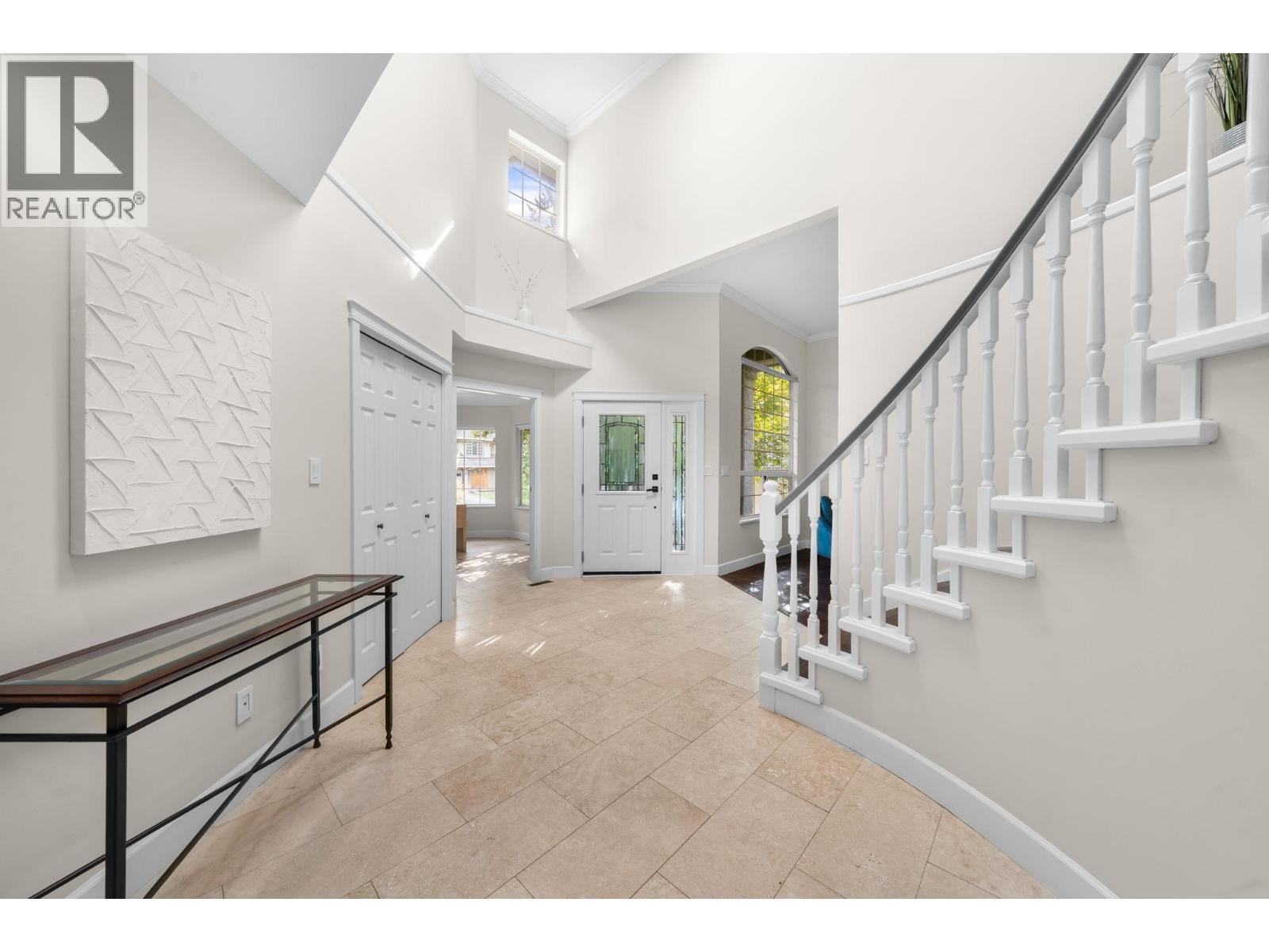 1617 EMERSON COURT, North Vancouver