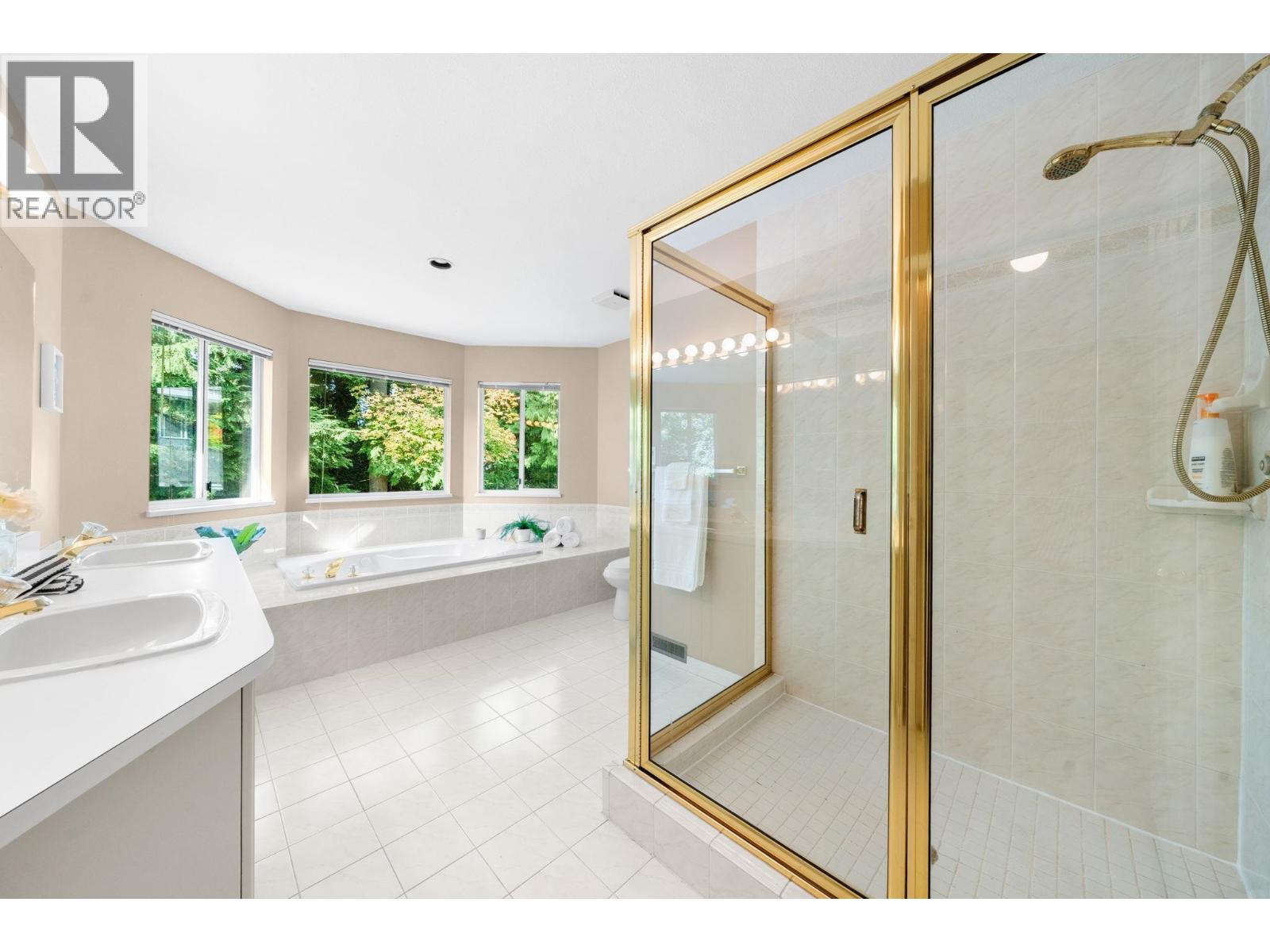 1617 EMERSON COURT, North Vancouver