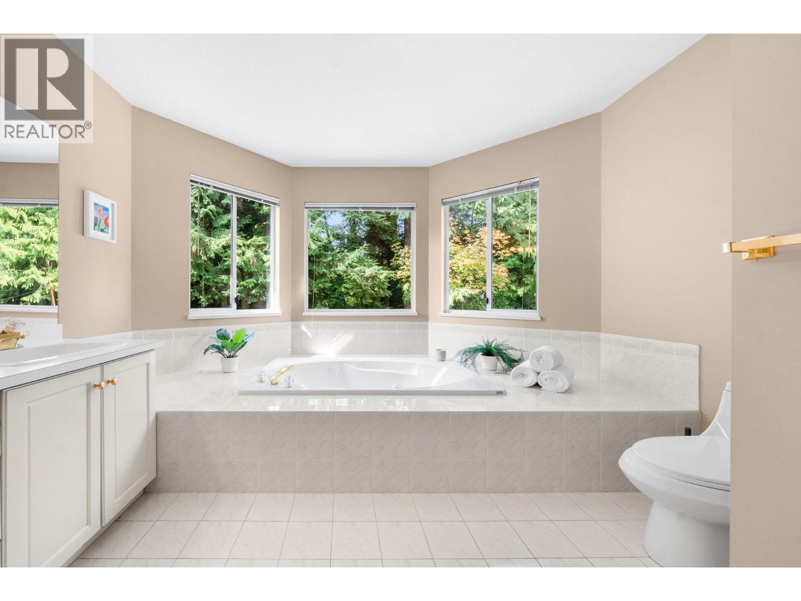 1617 EMERSON COURT, North Vancouver