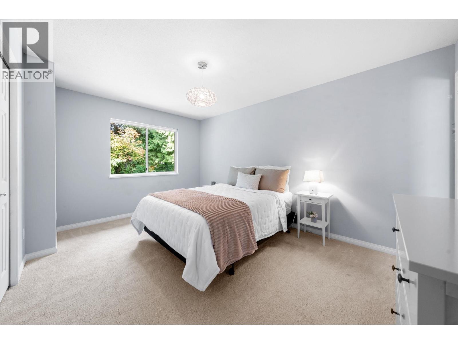 1617 EMERSON COURT, North Vancouver