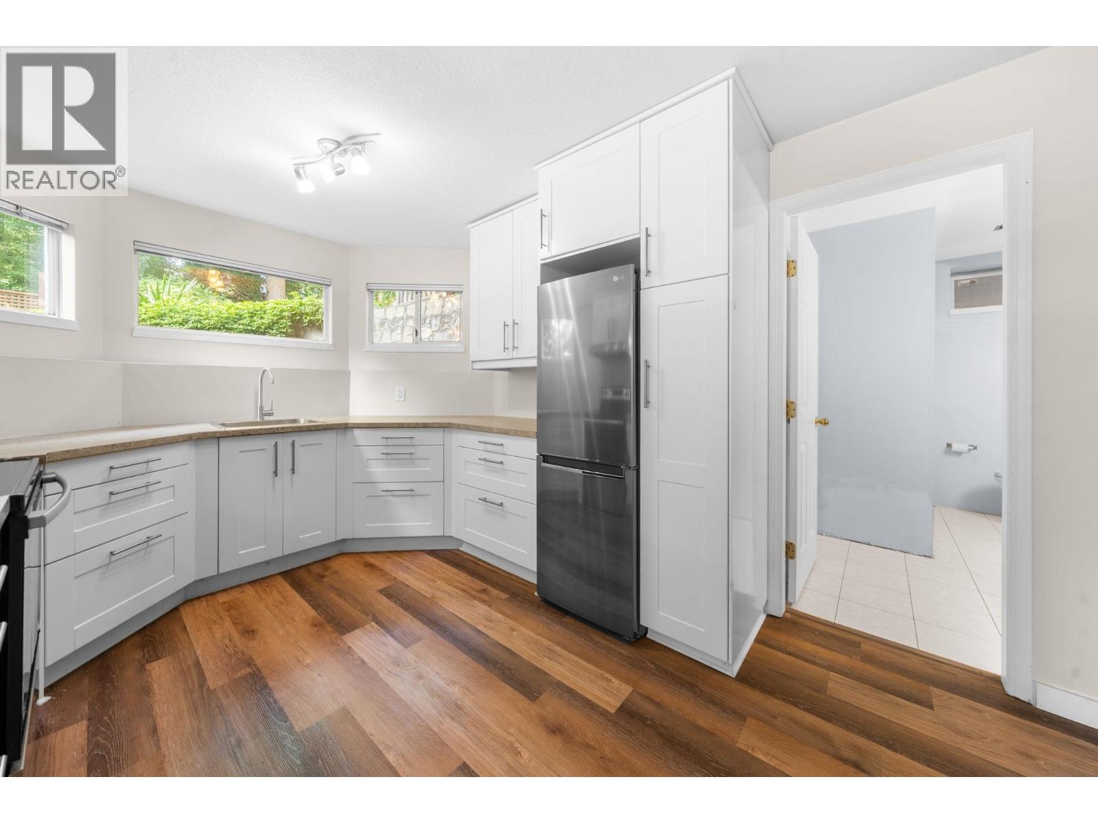 1617 EMERSON COURT, North Vancouver