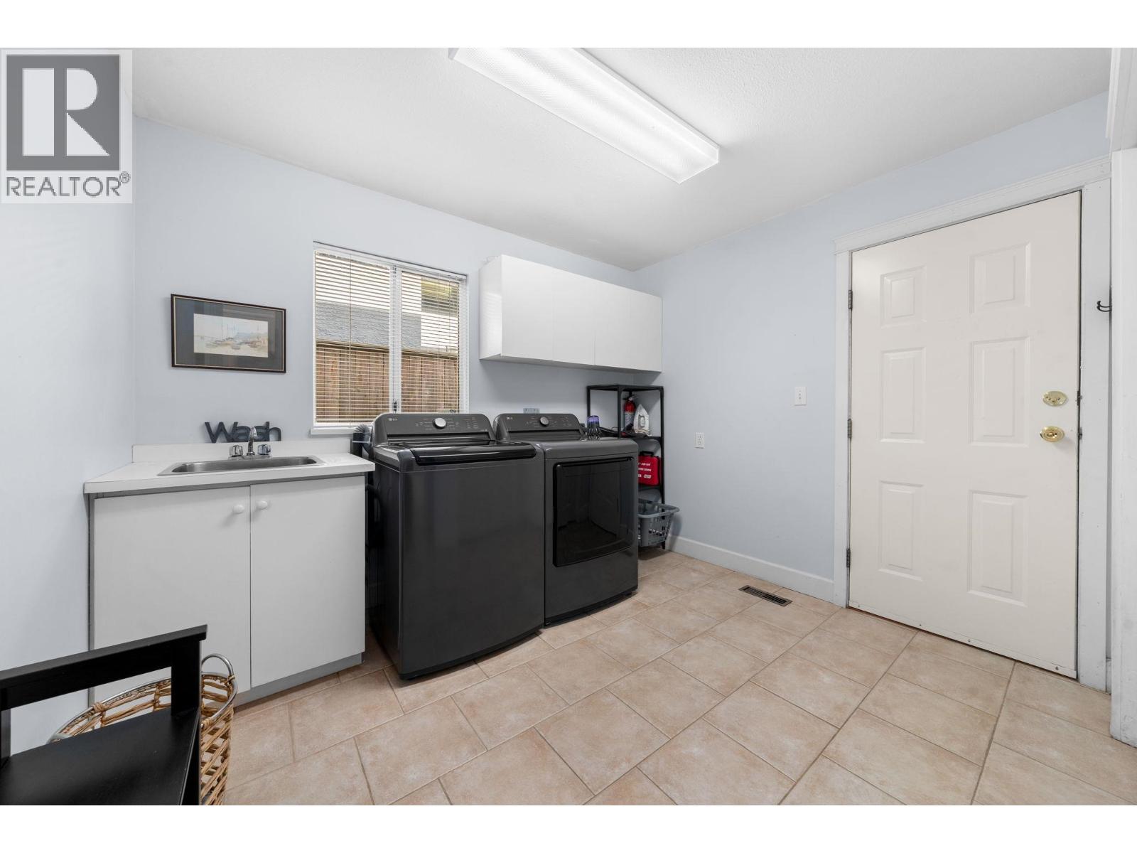 1617 EMERSON COURT, North Vancouver