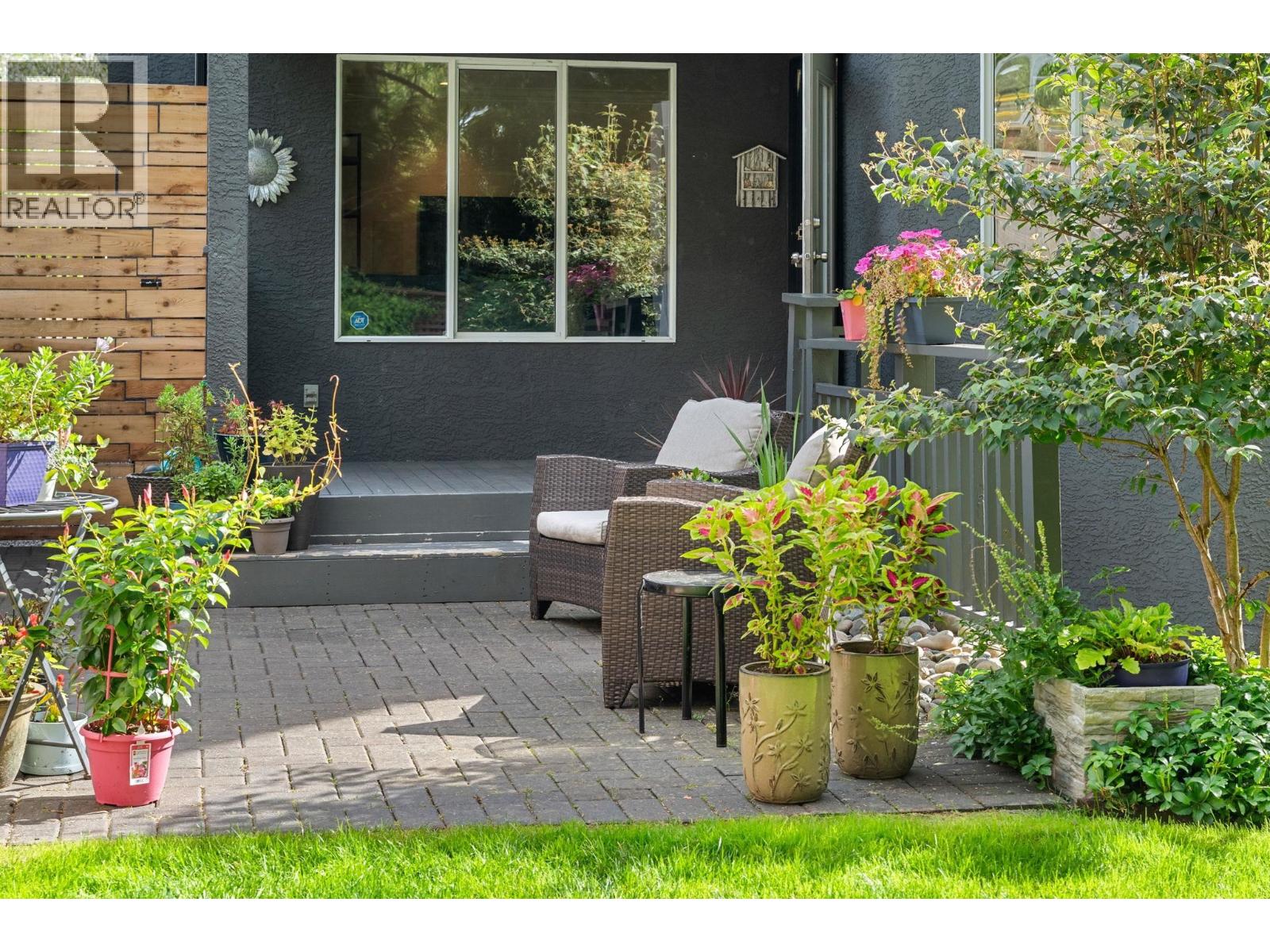 1617 EMERSON COURT, North Vancouver