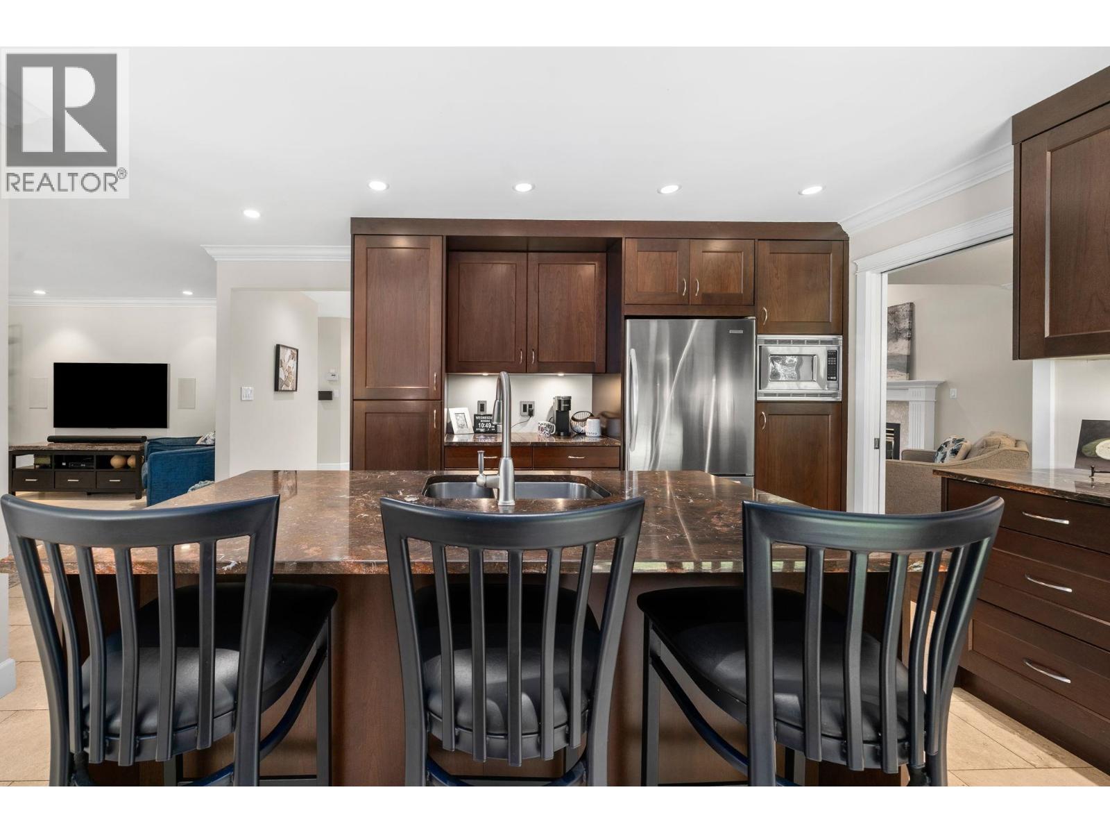 1617 EMERSON COURT, North Vancouver