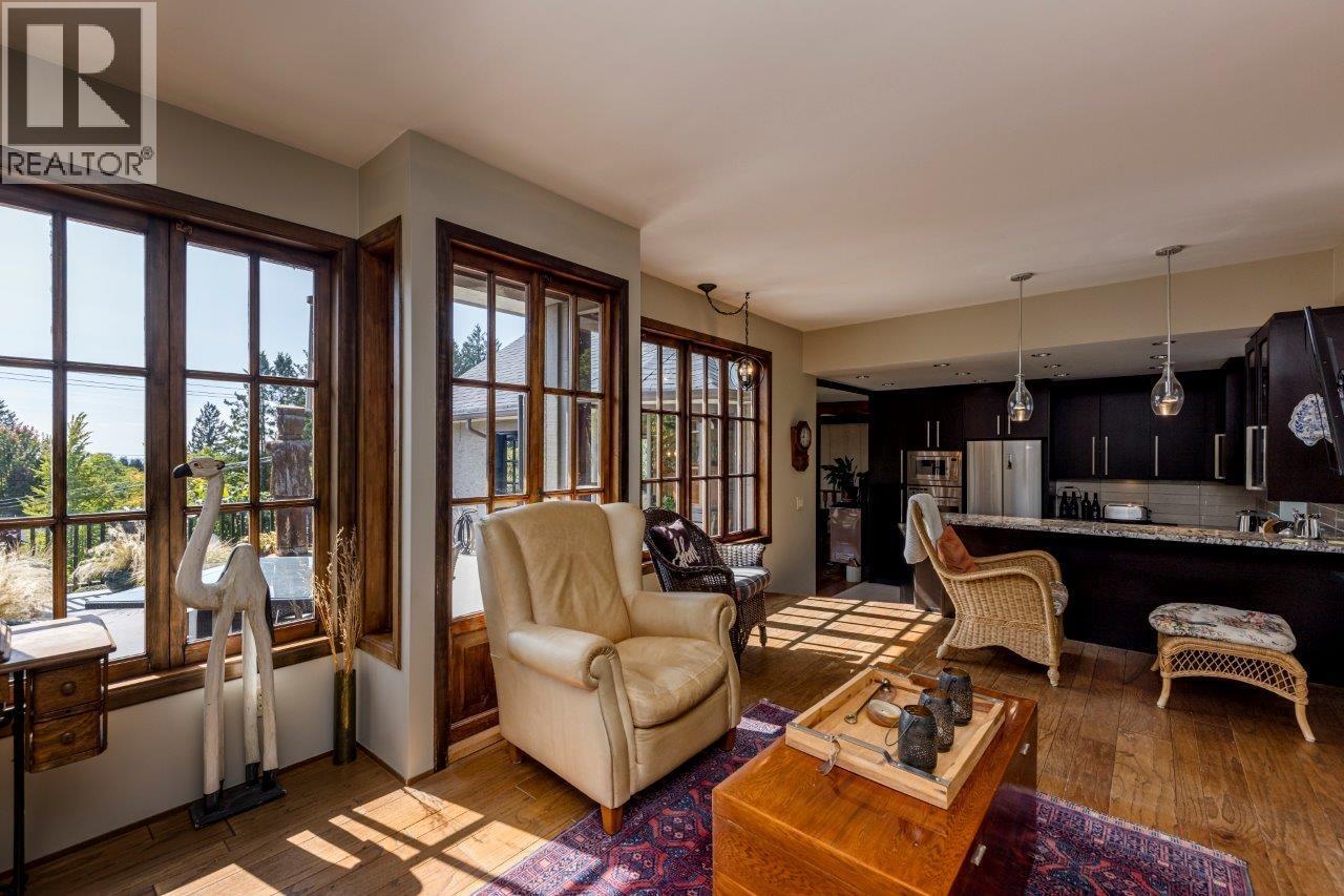 350 E WINDSOR ROAD, North Vancouver