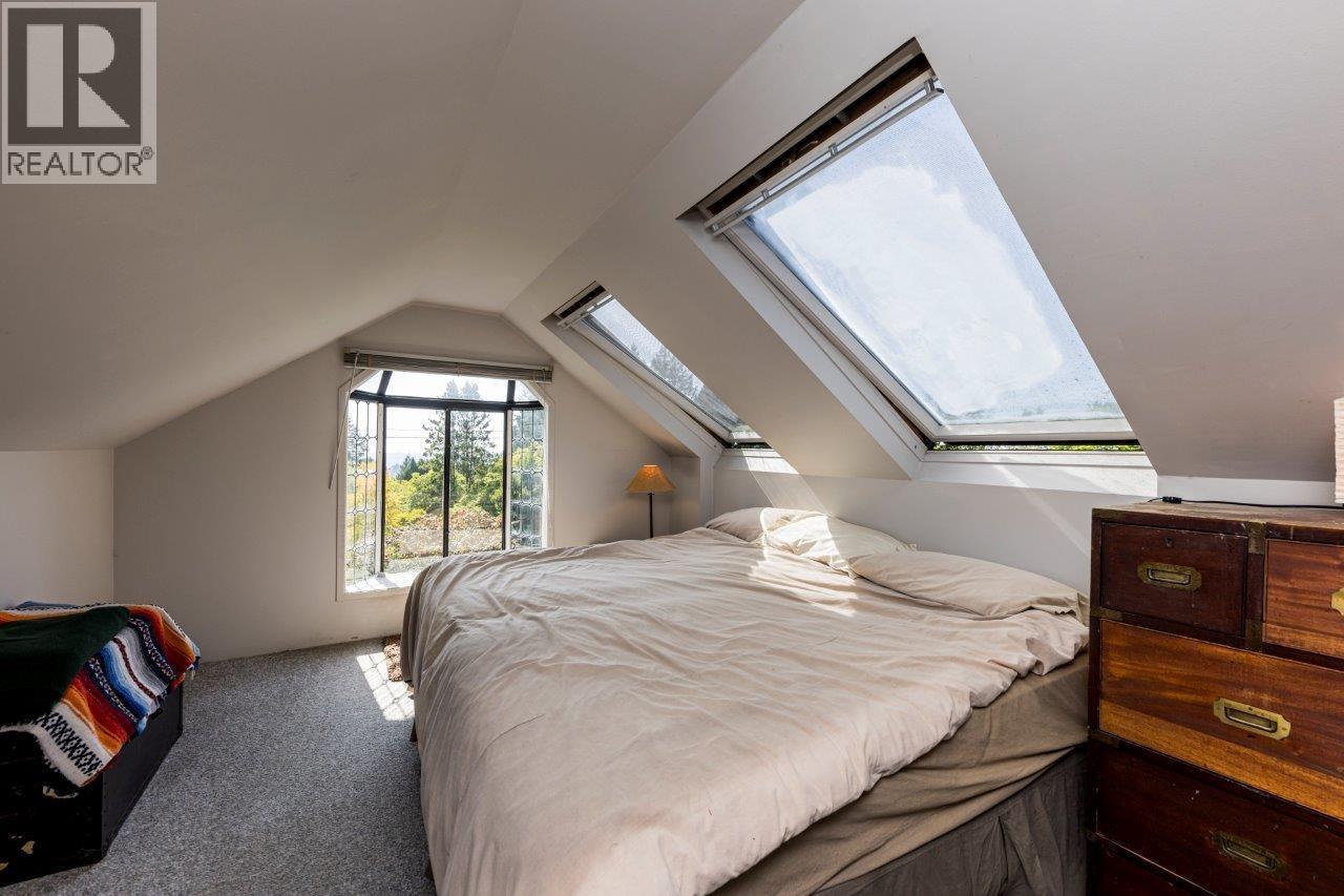 350 E WINDSOR ROAD, North Vancouver